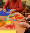 personnes agées qui bricolent