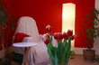 rote Tulpen im Wohnzimmer
