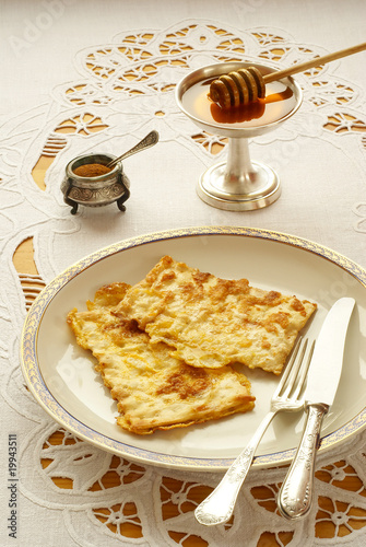 Foto: Fried matzo for Passover Fried matzo for Passover