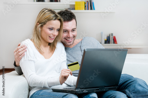 Foto: Young couple internet shopping Young couple internet shopping