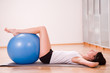 junge frau mit gymnastikball trainerin,sport