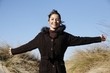 Femme sur la plage en hiver