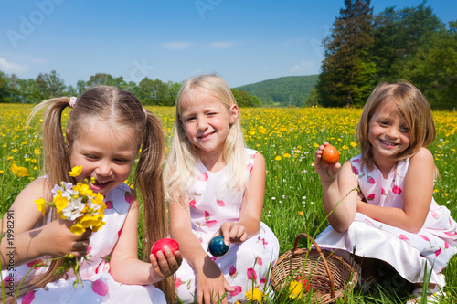 Foto: Ostern - Kinder suchen Ostereier Ostern - Kinder suchen Ostereier