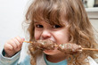 Enfant mangeant de la viande