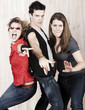 groupe de trois jeunes gens fête danse