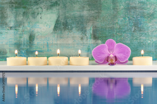 Kerzen, Orchidee und Spiegelung Kerzen, Orchidee und Spiegelung
