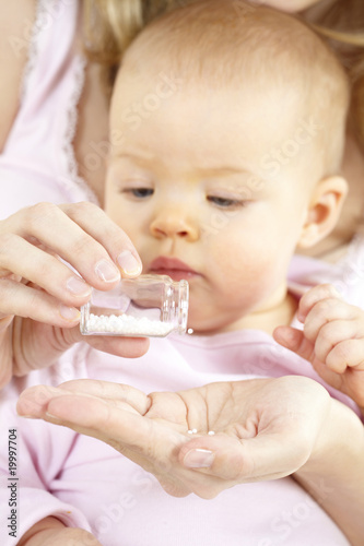 Photo: junge mama gibt ihrem baby globuli junge mama gibt ihrem baby globuli