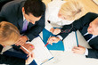 Foto: Teamarbeit - Verträge und Unterlagen diskutieren Teamarbeit - Verträge und Unterlagen diskutieren