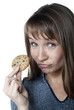 jeune femme grimace biscuit chocolat