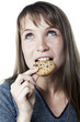 jeune femme savourant un biscuit
