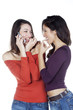 deux jeunes femmes complices sourire portable