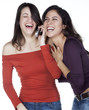 deux jeunes femmes fou rire conversation téléphone