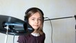 fillette à la batterie