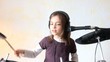 fillette à la batterie et au chant