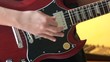 main de guitariste électrique