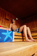 junger Mann in der Sauna