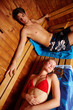 junges Paar in der Sauna