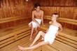 junges Paar in der Sauna