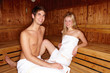 junges Paar in der Sauna