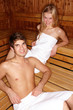 junges Paar in der Sauna