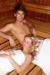 junges Paar in der Sauna