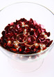Foto: Wedding rings with heart shaped confetti and pearls Wedding rings with heart shaped confetti and pearls