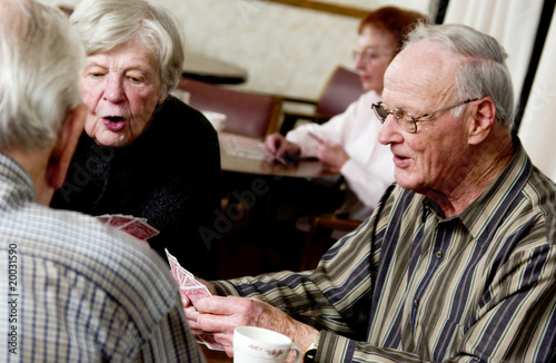 Foto: Seniors playing cards Seniors playing cards