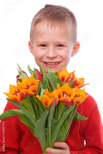 Photo: Junge mit Tulpenstrauß Junge mit Tulpenstrauß