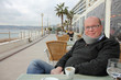 Côte d'azur en hiver : homme assis en terrasse d'un café