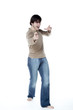 jeune homme heureux en mouvement jeune homme heureux en mouvement