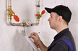 Handwerker liest Wasserzähler ab