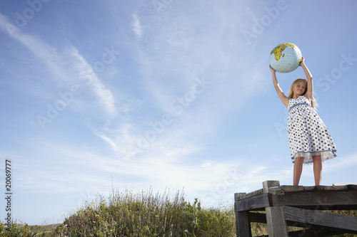Foto: Girl with an earth model Girl with an earth model