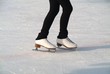 Beine einer Eiskunstläuferin beim Training. Sample text.