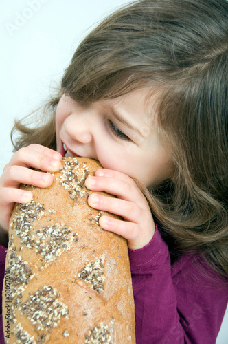 Mädchen beim brot essen