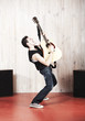 jeune homme jouant de la guitare studio