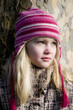 Junges Mädchen mit Winterjacke und Mütze