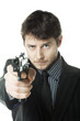 jeune homme d'affaires pointant une arme a feu