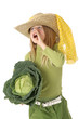 Enfant avec un choux et chapeau de paille