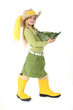 Jeune fille , bottes jaune, un choux vert et un chapeau de paill