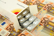Tabletten auf Geldscheinen
