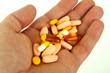 Tabletten in der Hand