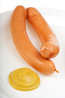 ein Paar Wiener Würstchen auf einem weißen Teller ein Paar Wiener Würstchen auf einem weißen Teller