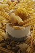 Varietà di pasta italiana con bilancia