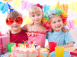 Foto: kids celebrating birthday party kids celebrating birthday party