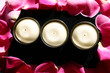 bougies et pétales de rose bougies et pétales de rose