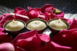 bougies et pétales de rose bougies et pétales de rose