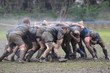 une mélée boueuse au rugby