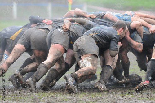 mélée boueuse au rugby