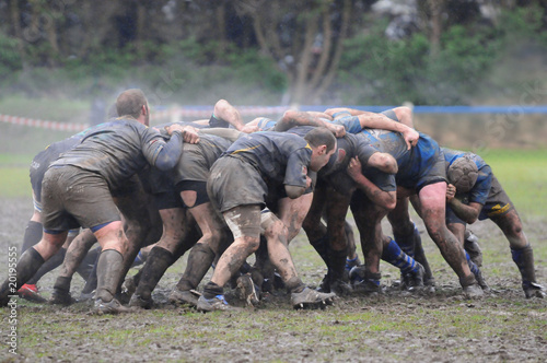 une mélée boueuse au rugby