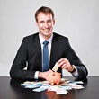 Mann mit Sparschwein